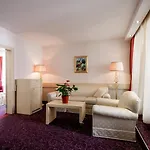 Grand Donat Superior & Wellness Center Hotell 4*